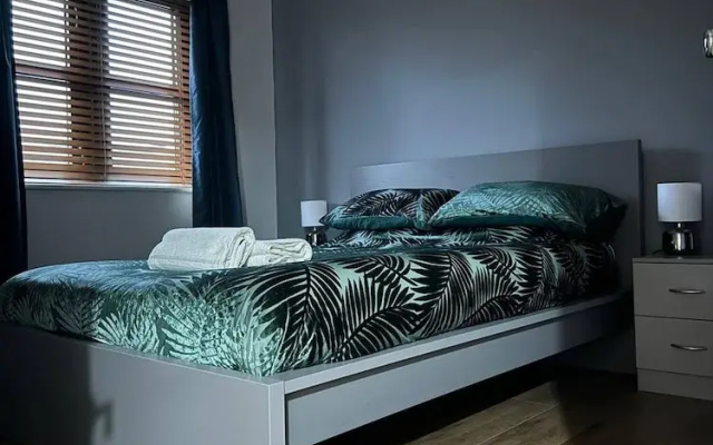 City Centre Apartment - Free Parking - Sleeps 4