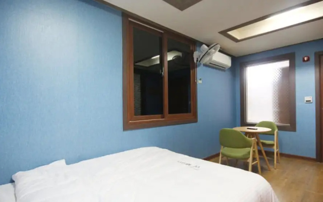 W Motel
