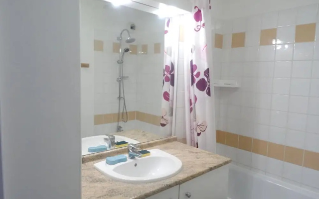 Apartment With 2 Bedrooms in Villeneuve-lès-avignon, With Pool Access,