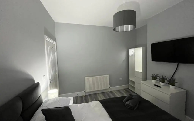 Entire spacious 4 bedroom apartment in Bournemouth
