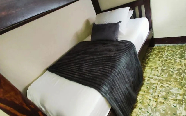 Gold House Parking & Hostal