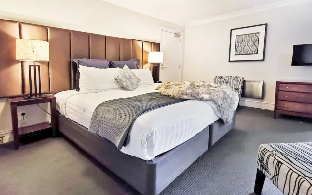 Modern Spacious Town Center Unit with Lake View