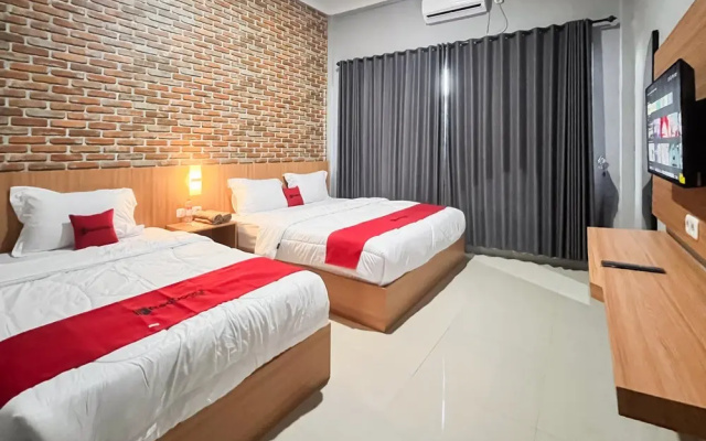RedDoorz Plus @ New Favour Hotel Gunung Dempo