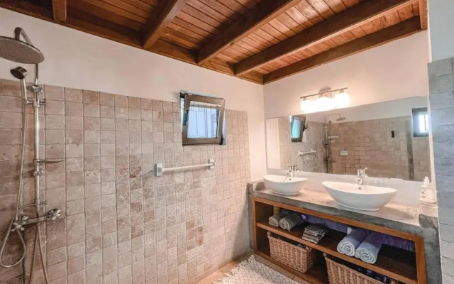 Breezy “Hacienda” w/pool - 4bed in Gated Resort