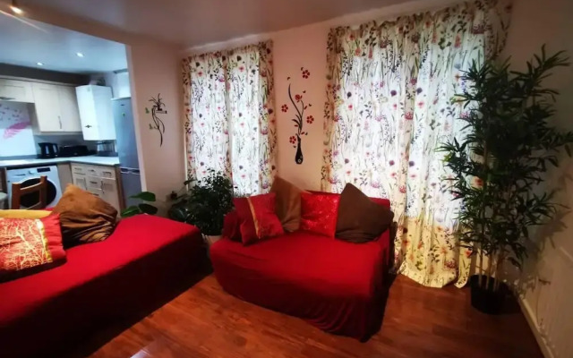 London - 2 Bed Flat - Sleeps 4 - Parking - Wifi