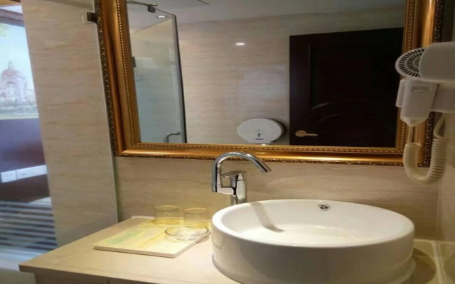 Vienna Hotel (Shenzhen Luohu Port Hubei Metro Station)