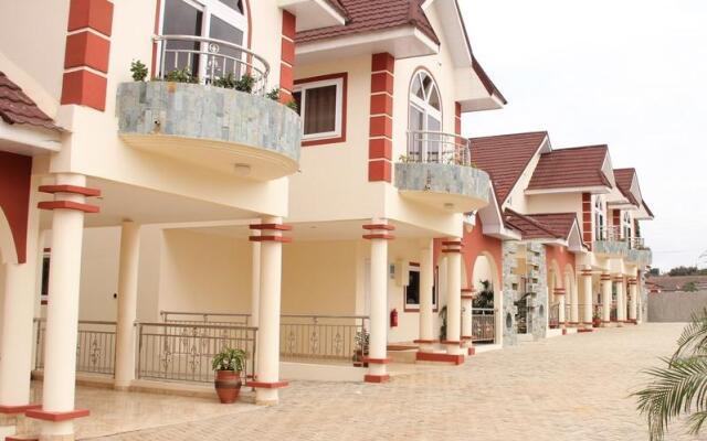 Pebble Pine Hotel вид на фасад