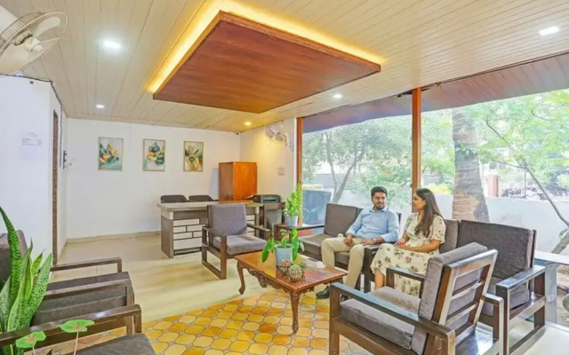 Fabhotel 22 Square Living Spaces