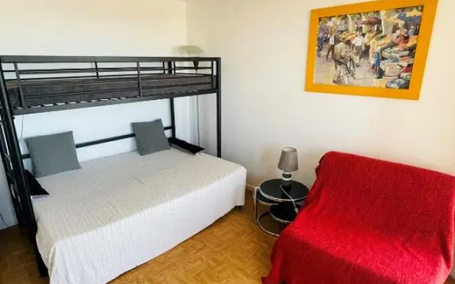 Bright studio with BALCONY 400m from the BEACH