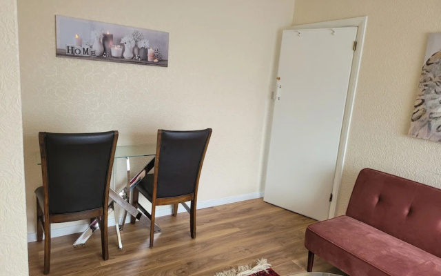 Apartment - Sleeps 2 - Parking - Near Station