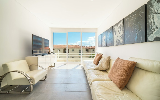 3 BR Condo with Rooftop Pool - Love 203