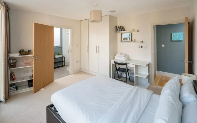 Bright Spacious 2bed 2bath in Battersea