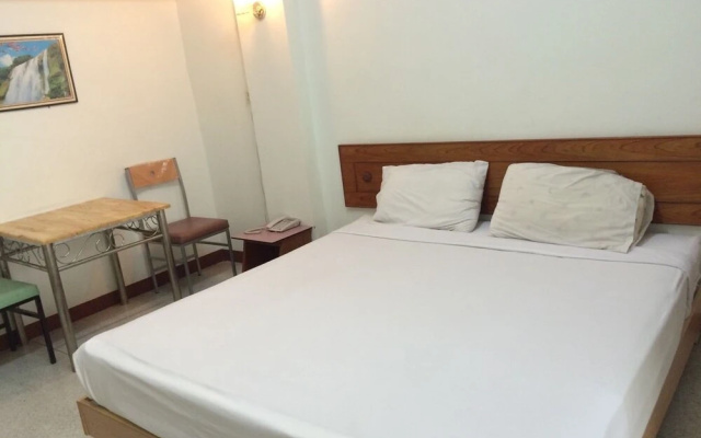 OYO 1161 Sathorn Mansion