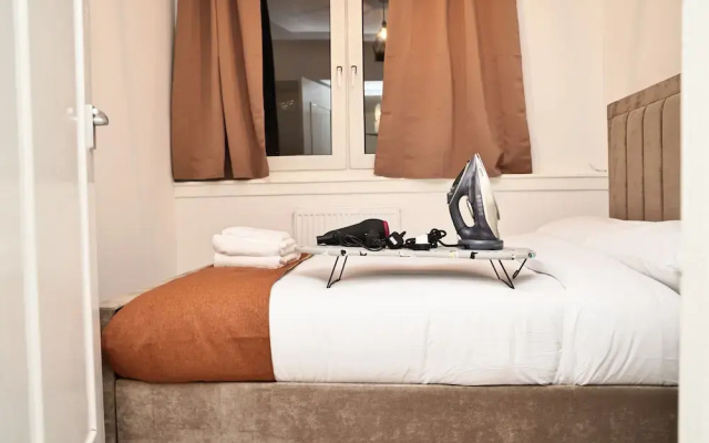 Kingston Duplex Apt Balcony, Parking & Wi-fi