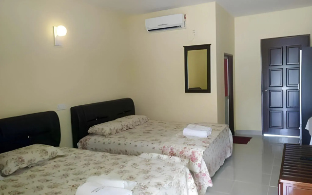 Penarak Bamboo Beach Motel