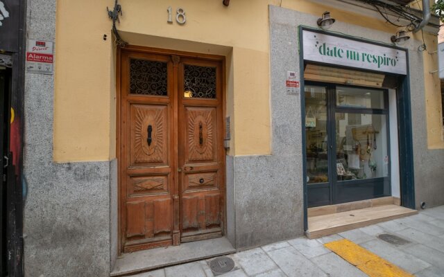 Отель Apto La Latina Plaza Cascorro ECM18 Мадрид вид на фасад
