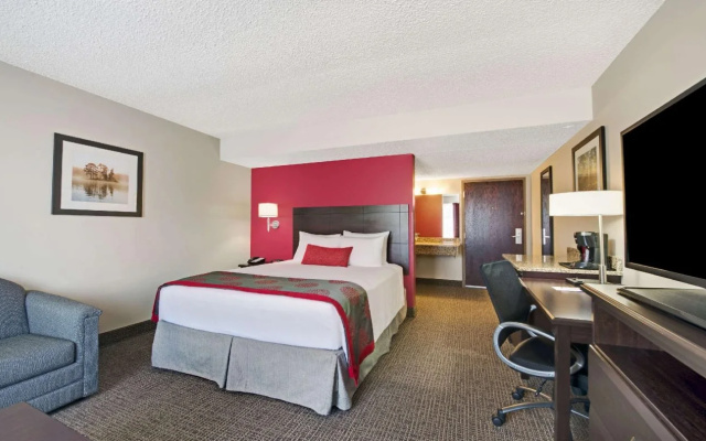 Ramada Hotel & Conference Center by Wyndham Columbus