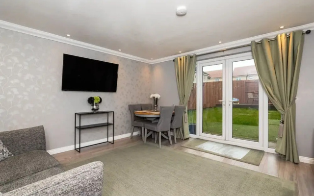 3 Bedroom House-private Parking