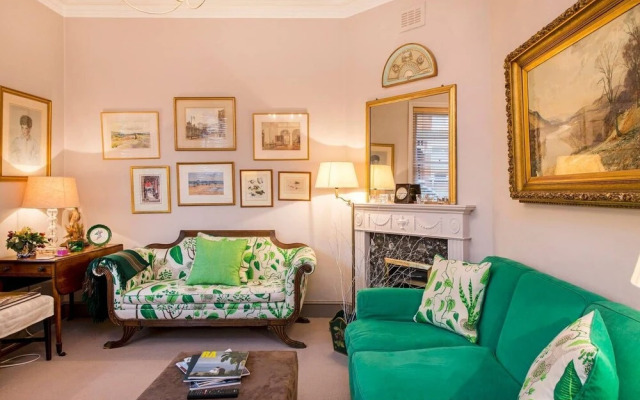 Traditional British 1 Bed Beside Battersea Park