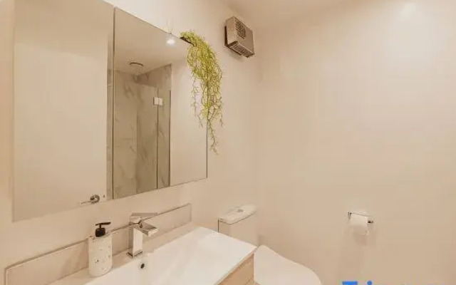 Madhouse Comfort - 2-BR Haven on Tuam Street