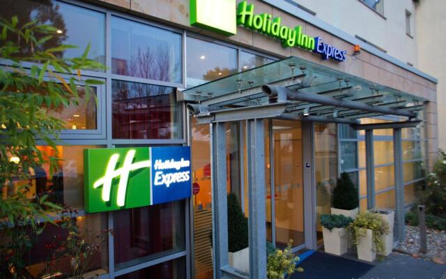 Отель Holiday Inn Express Frankfurt Messe вид на фасад