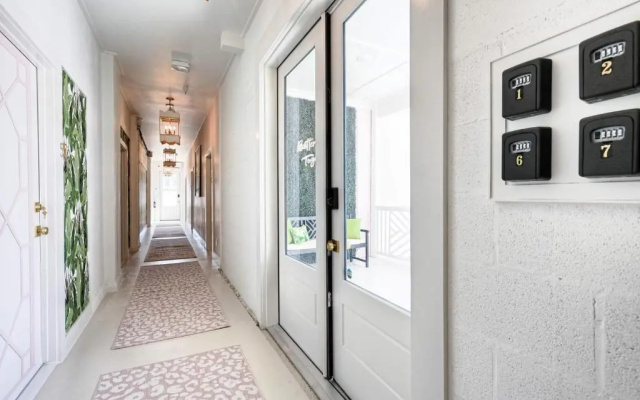 Room 5 Oleander Hotel Downtown Galveston Hotel Near Cruise Terminal & Beach