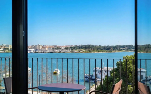 Upon Harbor - Seixal Bay Hotel
