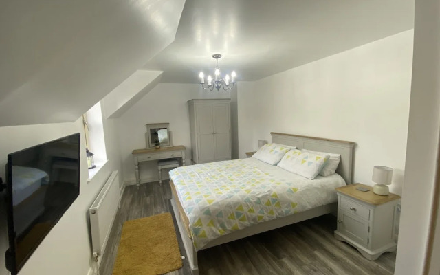 Rostrevor Valley 6-br, Sleeps 20 w/ Hot Tub & View