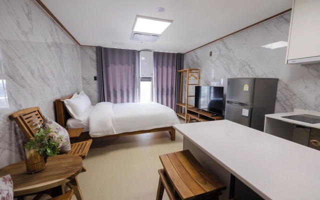 Central Hotel & Residence