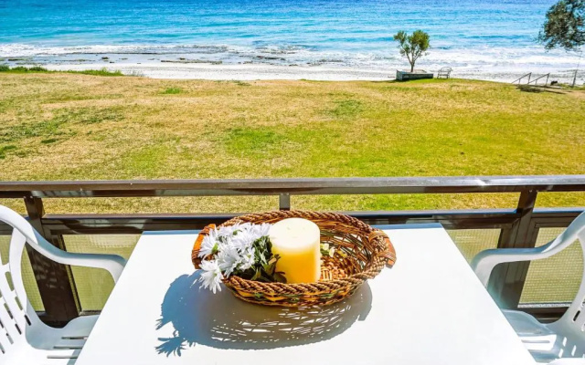 Sunny Bay, beachfront 1-bdrm apartment