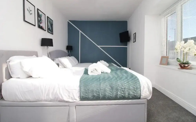 5 Bed House - Sleeps 16 - Parking - Wifi