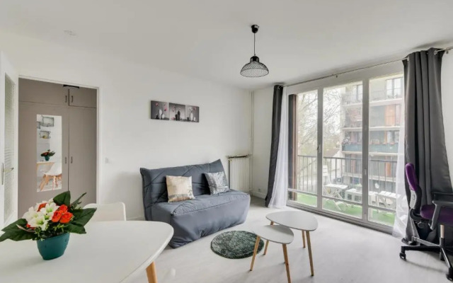 Budget apart with balcony near Paris