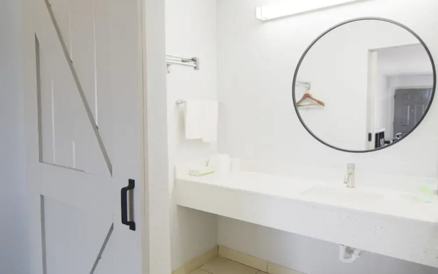 Americas Best Value Inn Roland Hotel