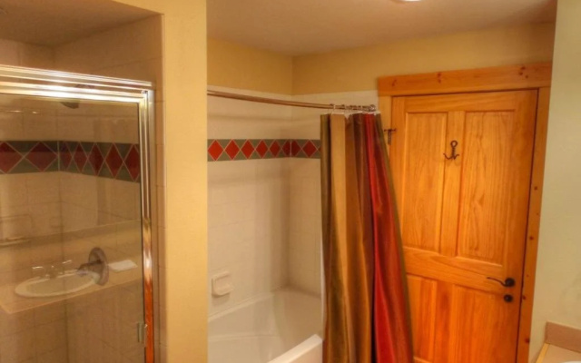 Comfortable Condo, Outstanding Location - TX414 by RedAwning