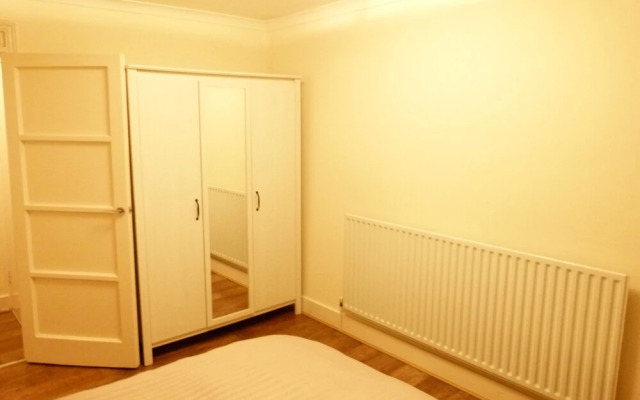 SS Property Hub - Canary Wharf Family Apartment