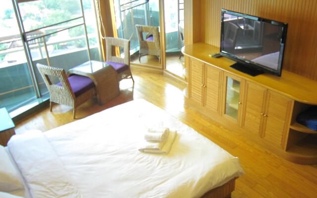 Апартаменты View Talay 1 by Pete Serviced Apartment Паттайя комната для гостей