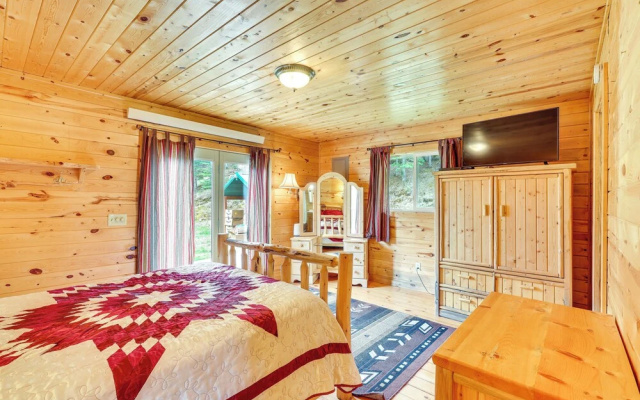 Wraparound Deck & Grill: Deadwood Cabin
