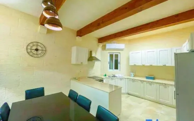 INNI - 4 bedrooms (sleeps 8 + 2 kids) Gharb village