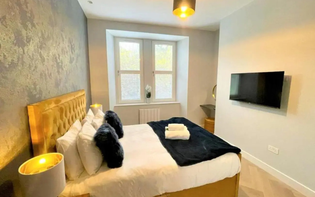 Trendy and Newly Reno'd 1 Bed Nr The Meadows