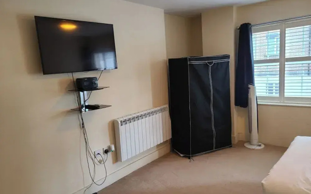 1 Bed Flat - Sleeps 4 - Parking - Wifi