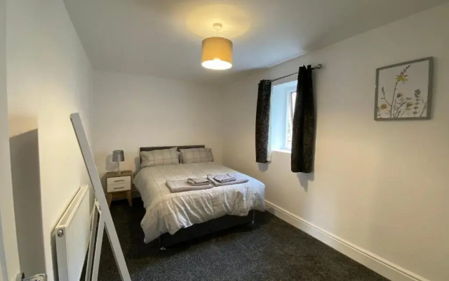 Spacious First Floor 3 Bed Mostyn Street Apartment