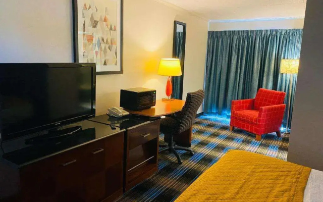 Days Inn & Suites by Wyndham St. Ignace Lakefront