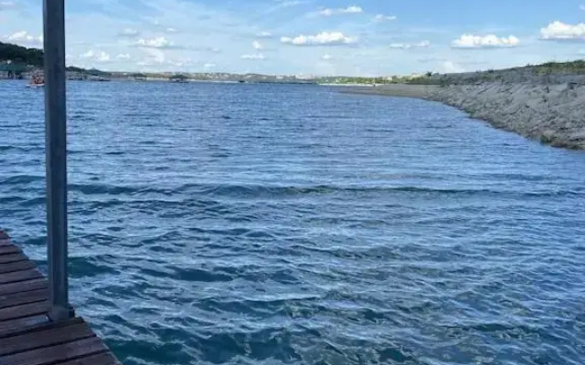 Lake Travis Lakefront Retreat - Boatdock - Hot tub