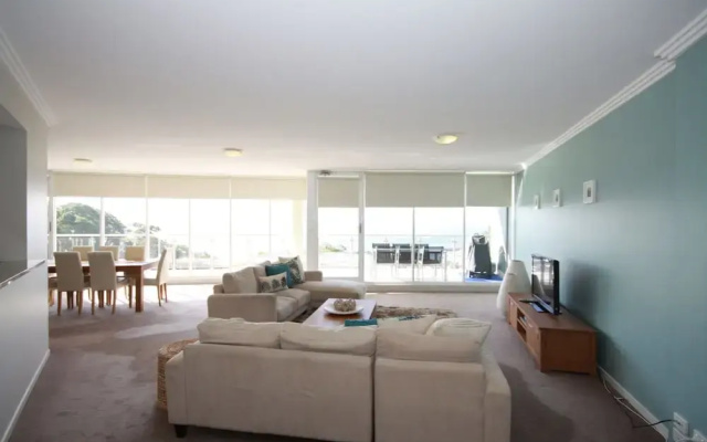 Oasis, Unit 11/5 Laman Street