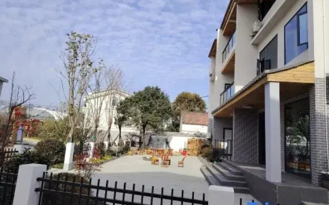 Lakeside courtyard homestay