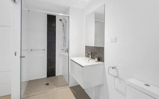 Spacious 2-bed Unit With Balcony Next to The Gabba
