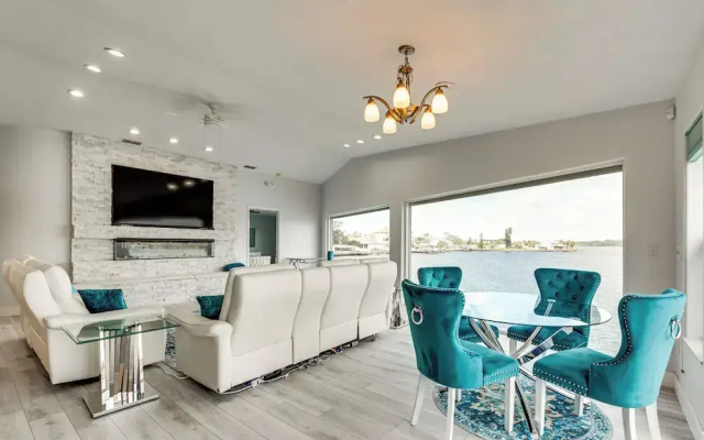 Waterfront Gem: Crystal River Family Home