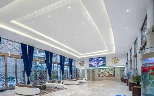Xinjiang Plaza Holiday Hotel