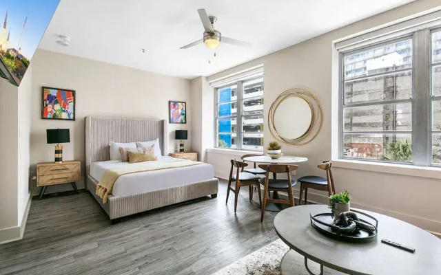 Elegant Studio Near French Quarter