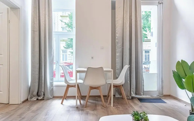 Lovely Apartment Steps from Schonbrunn